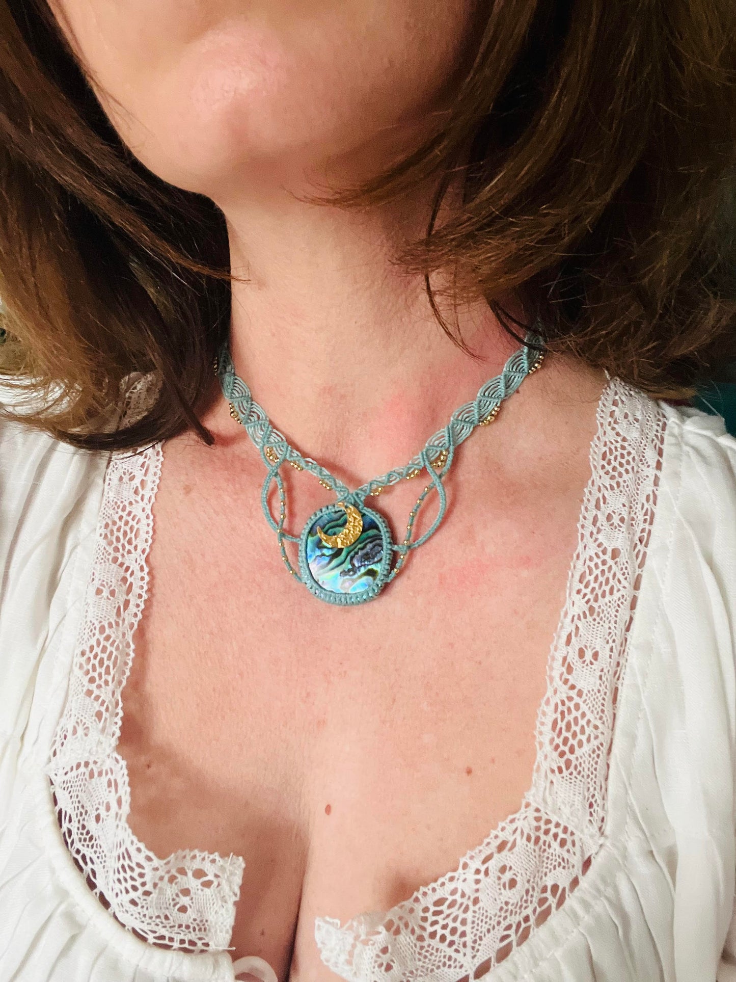 Collier en micro-macramé l'Abalone des Fées
