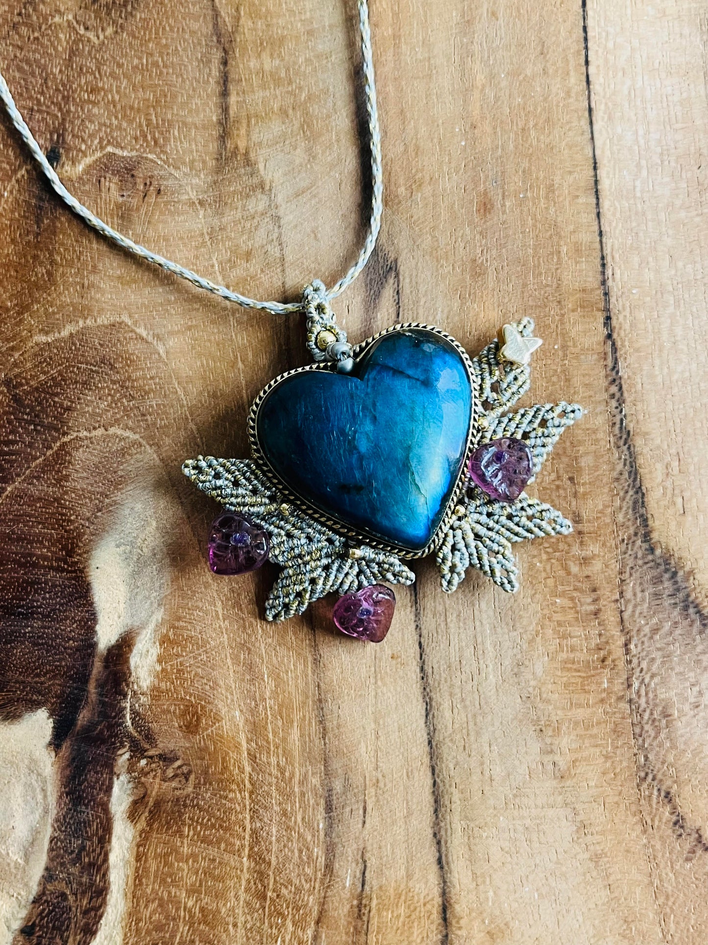 Collier en micro-macramé coeur de Labradorite