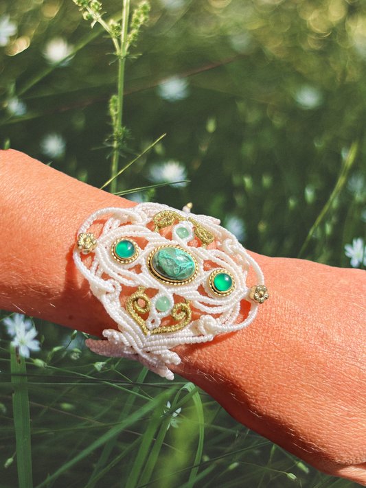 Manchette Ostara blanche en micro-macramé