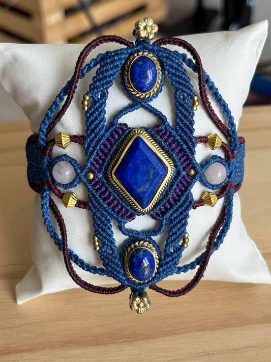 Manchette Ostara bleue en micro-macramé