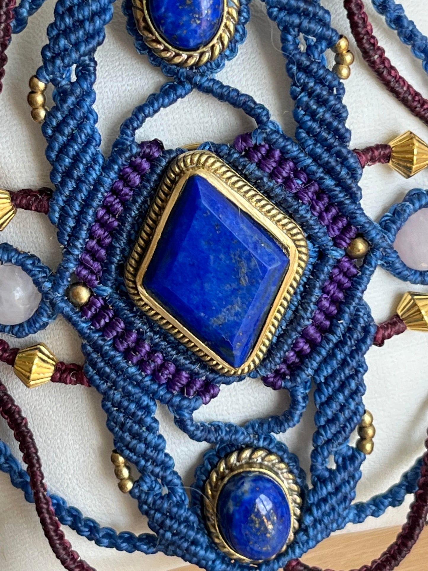 Manchette Ostara bleue en micro-macramé