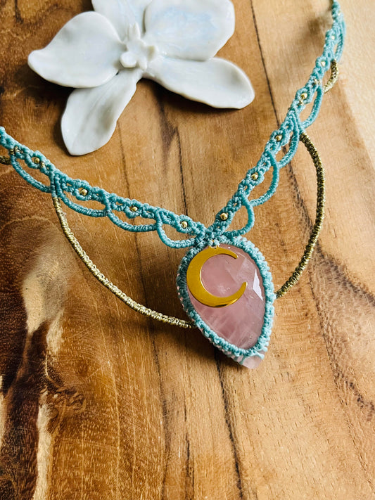 Collier en micro-macramé bleu La lune Rose