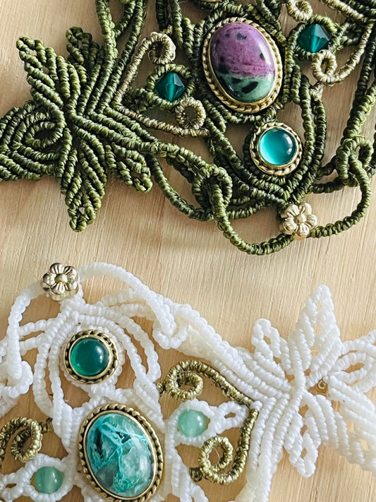 Commande personnalisée manchette Ostara en micro-macramé
