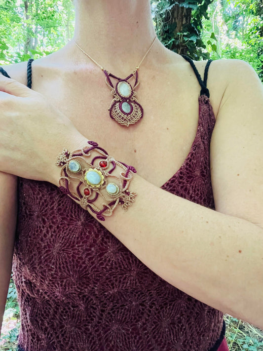 Manchette Ostara beige et prune en micro-macramé