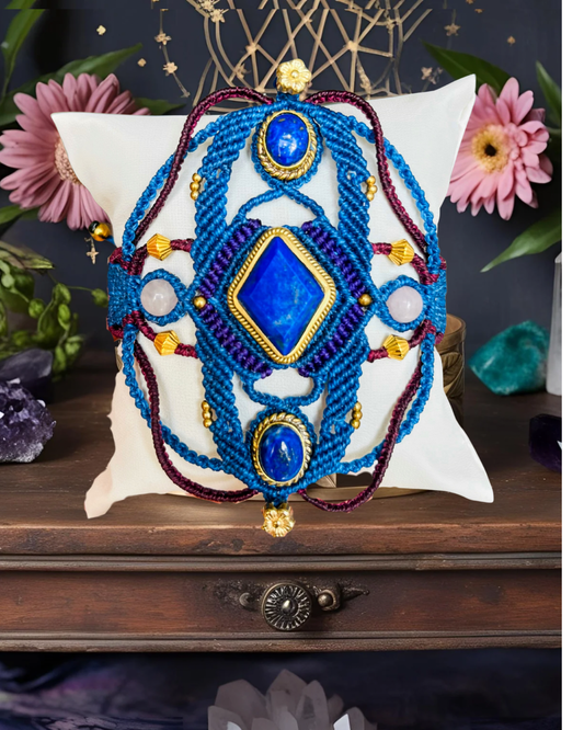 Manchette Ostara bleue en micro-macramé
